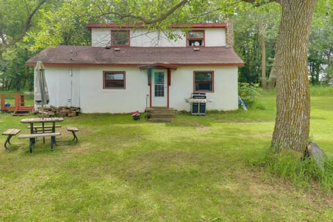 Backyard | Picnic Table | Gas Grill | Parking | Driveway (10 Vehicles)