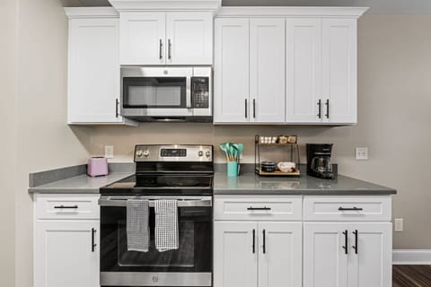 Right unit - Fully-stocked kitchen with coffee station