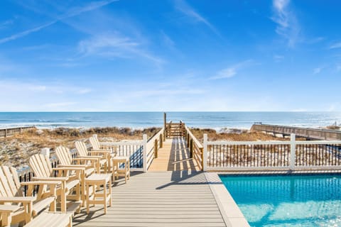 Dine, swim, and soak in the views—all in one spot