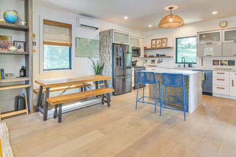 Dining Table | Breakfast Bar | Dishware/Flatware | Laundry | 2nd Floor