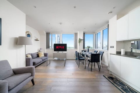 Open-plan living and dining area with Smart TV – perfect for relaxing and entertaining.