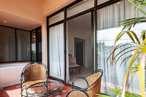 Balcony bliss: enjoy your private hot tub in Cuernavaca.