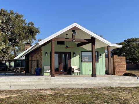 Biloxi Beach House - beach views, outdoor kitchen & POOL in the heart of Biloxi!