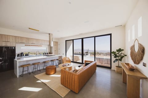 Open floor plan kitchen.