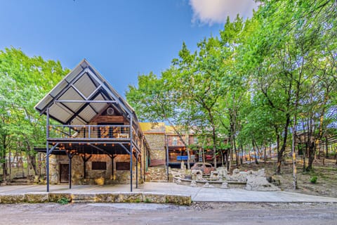 Welcome to Retreat Hidden Bridge.  Your ultimate family and friends gathering is a few clicks away