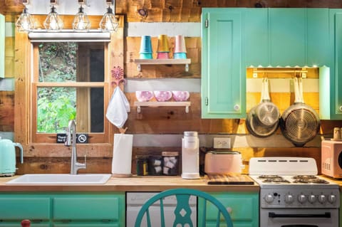 Bright and cozy kitchen perfect for whipping up your favorite recipes!