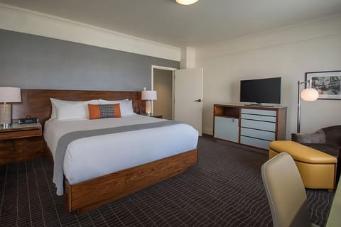Unit with King bed. Exact unit will be assigned upon arrival. Views, colors and decor may vary.