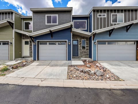 Welcome to Crooked River Modern Townhome w/ Game Room