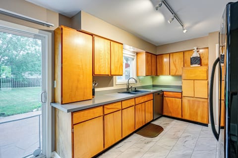 Kitchen | 1st Floor | Cooking Basics | Ninja Coffee Maker | Stove/Oven