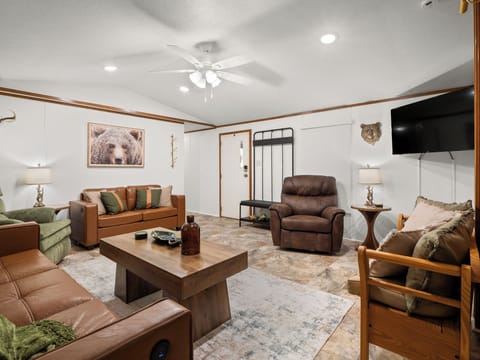 Comfortable living room with plenty of seating and StarLink internet.