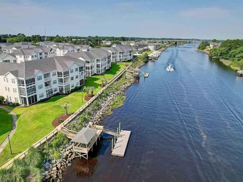 Located directly on the beautiful intracoastal waterway