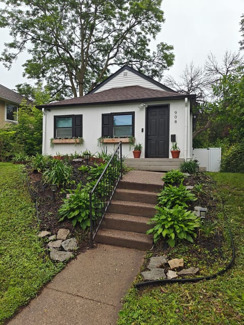 Newly remodeled house, end of cul-de-sac privacy