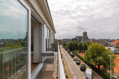Balcony view over the city view and view over the tennis courts