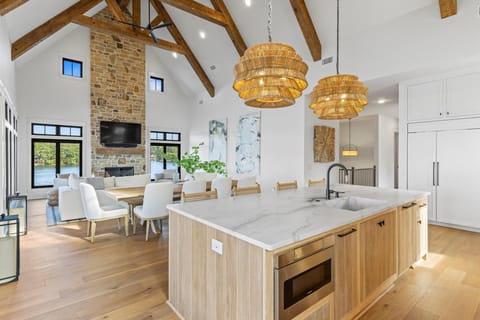 Looks like a magazine, feels like home. This kitchen is ready for your next great meal.