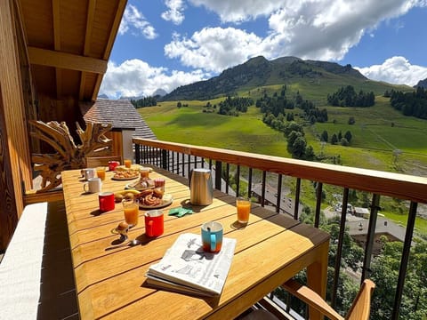 terrasse exposée plein sud de 11m de long, vue sur le Mont Lachat