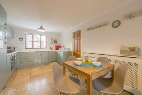 Ground floor, South Creake: Kitchen with oak table and seating for four