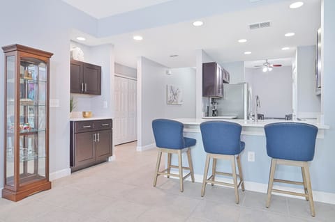 MB102 - Fully equipped kitchen with breakfast bar