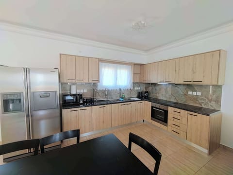 Fully Equipped Kitchen with Dining Space
Modern kitchen fitted with all necessary appliances and dining area, ideal for preparing meals while enjoying the fresh island produce. Designed for both short and long stays.
