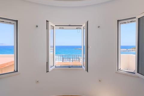 Living room with Stunning Window View of the Sea
Relax under the magical sight of the horizon framed perfectly by large windows. The calm sea view creates a tranquil setting for ultimate relaxation.