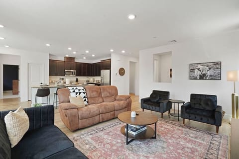 Open concept kitchen + livingroom great for a large family.