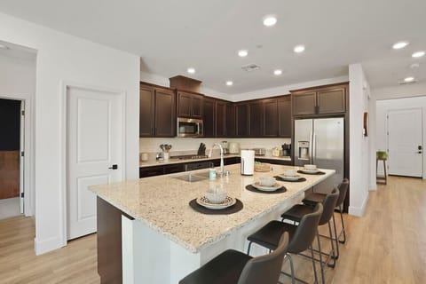 Large kitchen great for cooking.