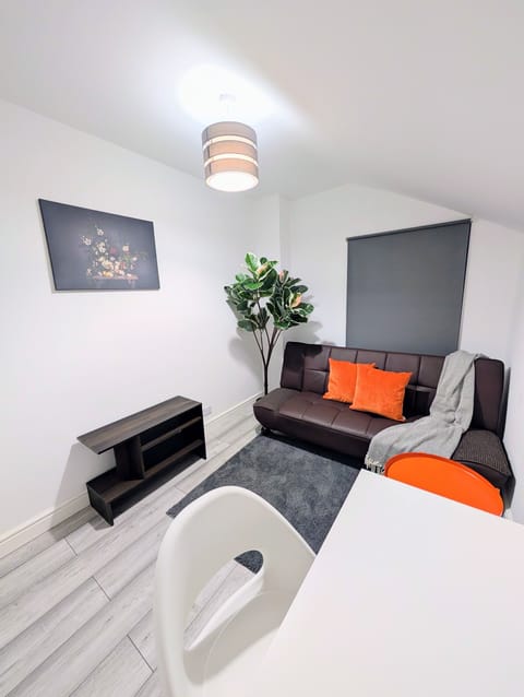 Relax or socialise in the comfortable and stylish shared lounge area. Enjoy the unique character of the space, decorated with curated and stylish artwork.