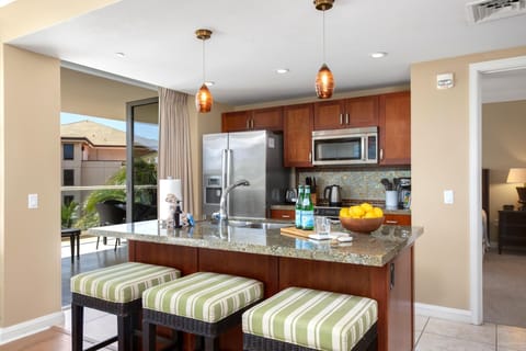 HKH-520 Whether it's morning coffee or evening cocktails, theres no shortage of prep space here