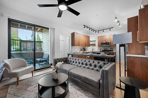 Welcome to our pristine 3 Bedroom / 2 Bathroom condo in the Heart of Shadyside!