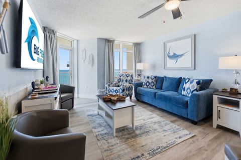 Amazing Living Room with Stunning Views🌊☀️
