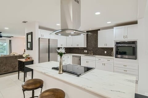 • Clean lines, warm touches, happy cooking
