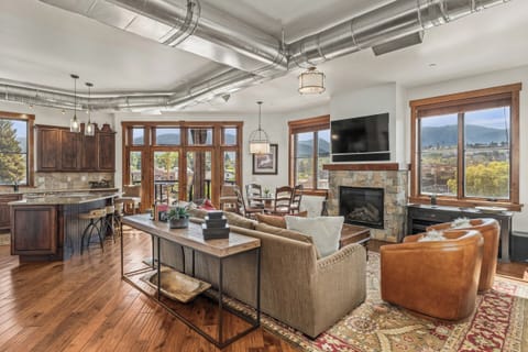 Living Room | Smart TV | Fireplace