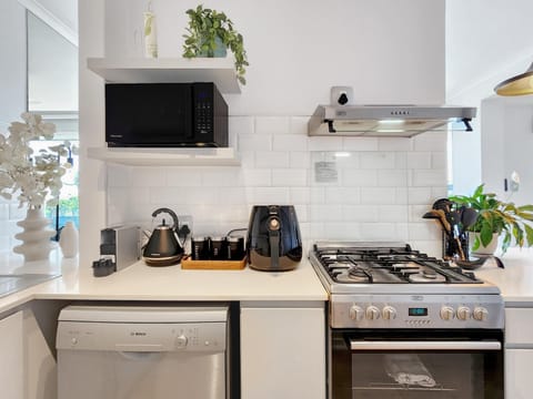 Modern Green Point Apartment with Balcony (29994)