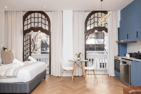 Stylish 1st-Floor Studio with Balcony in Cape Town (28975)