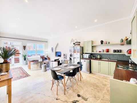 Chic Urban Escape – 2BR in Vibrant CPT (28835)