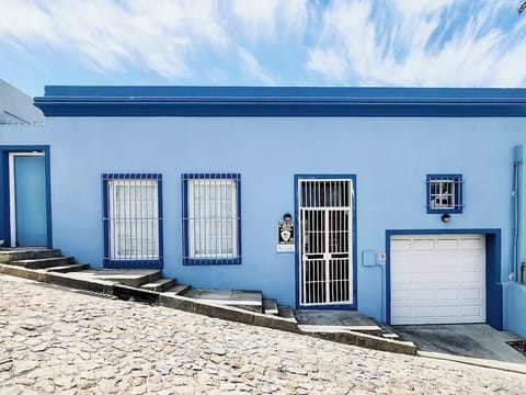 Chic Urban Escape – 2BR in Vibrant CPT (28827)