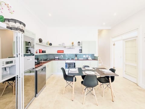 Chic Urban Escape – 2BR in Vibrant CPT (28838)