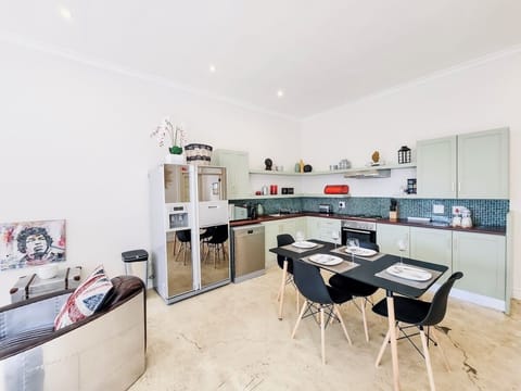 Chic Urban Escape – 2BR in Vibrant CPT (28836)