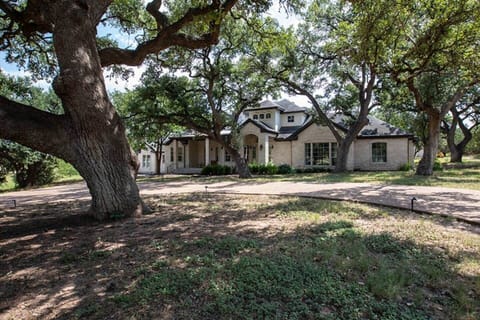 Beautiful Texas Ranch Style Home on 7+ Private Acres with Circular Drive under Beautiful Live Oaks!