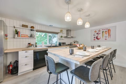 Dining Bar | Dishware/Flatware