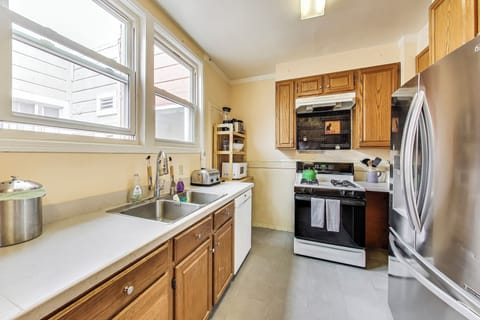 Full Kitchen..  Plenty of space to hang out while cooking.
Microwave, oven, Stove, Toaster, Refrigerator and Coffee making.