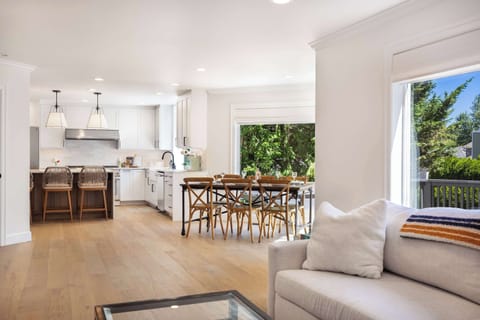 Spacious open kitchen and dining area – Modern appliances, breakfast bar seating, and a dining table for group meals.