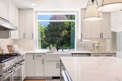 Kitchen sink with garden view – Wash up while enjoying leafy views through a wide picture window.