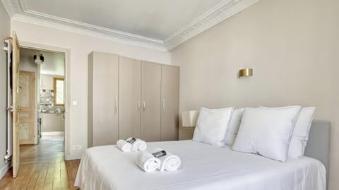 Chambre avec lit double et rangements