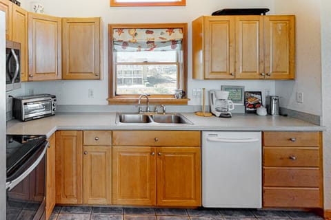 OH72: Dune Deck | Top Level Kitchen