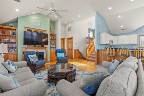 VOH27: Salty Crab | Top Level Living Area