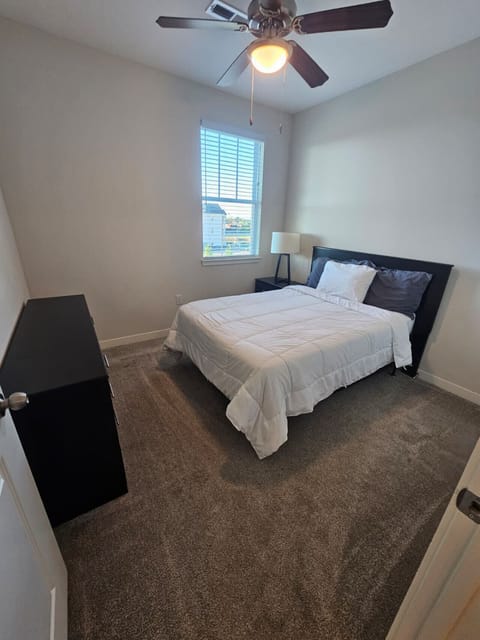 Comfortable secondary bedroom featuring soft linens, warm lighting, and a relaxing atmosphere.