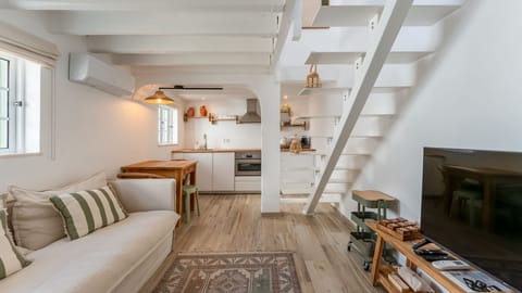 Charming open-plan living with floating stairs and a fully equipped kitchen. Natural light and cozy design make it ideal for your stay.
#BohoInteriors #OpenPlanLiving #CozyPortugalStay