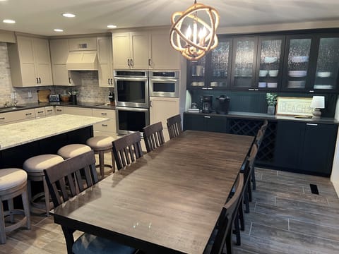 Main level dining - Spacious table w/ 8 chairs and 4 stools at kitchen island
