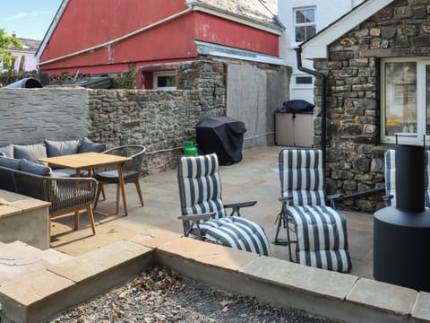 Sitting-out-area | 8 Stratford Villas, Llansteffan, near Carmarthen