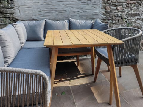 Sitting-out-area | 8 Stratford Villas, Llansteffan, near Carmarthen